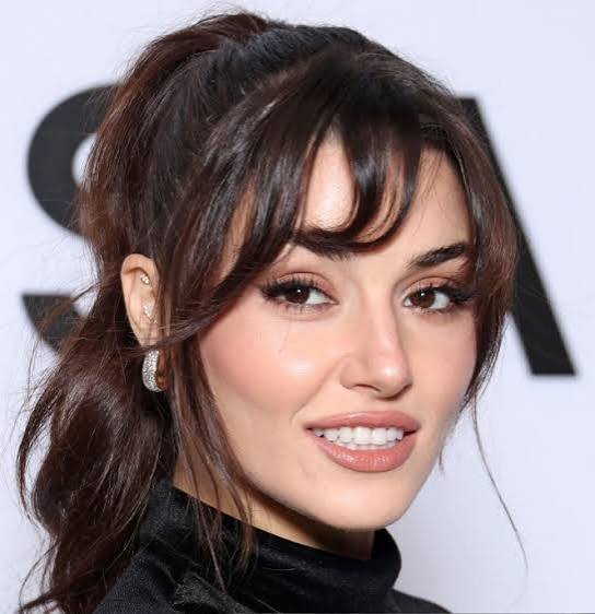 Hande Erçel – Zyvera feature