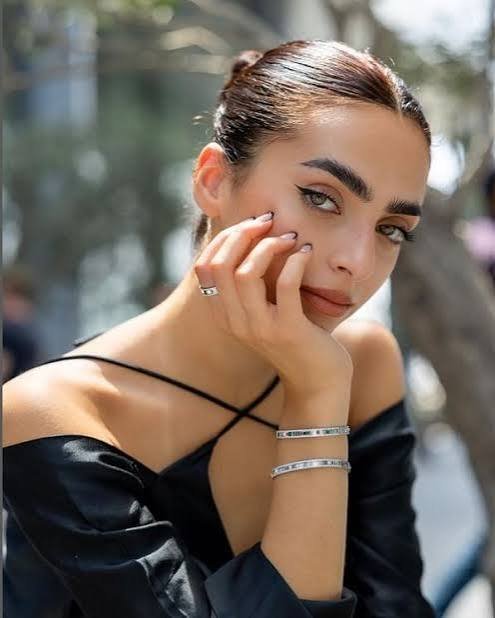 Lana Albeik – Zyvera feature